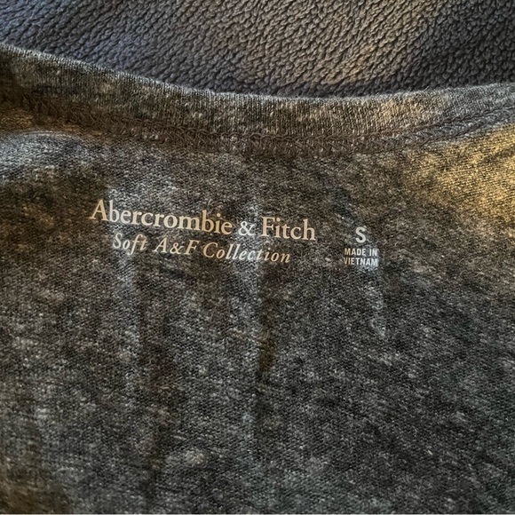 Abercrombie and Fitch tank top size small. Never worn tag still on. Asking 10$ - Picture 2 of 3